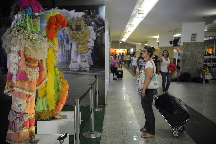 Rio de Janeiro - Passageiros em trânsito na Rodoviária Novo Rio para aproveitar o feriado de carnaval observam a exposição de fantasias no espaço cultural (Fernando Frazão/Agência Brasil)