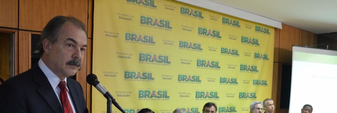 O ministro da Educação, Aloizio Mercadante, participa da solenidade de comemoração de um ano da política de cotas nas universidades federais O ministro da Educação, Aloizio Mercadante, participa da solenidade de comemoração de um ano da política de cotas nas universidades federais