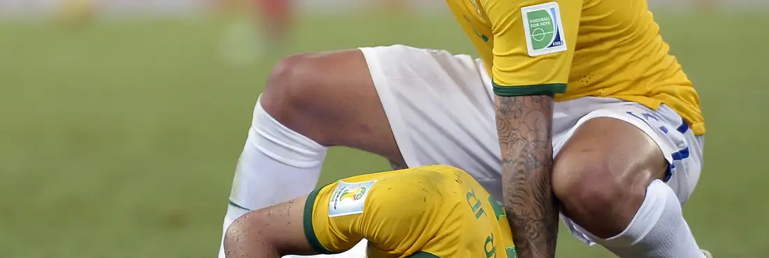 ap20140704-neymar-se-machuca No final do jogo (42 minutos do 2º tempo), o jogador Marcelo pede auxílio para Neymar após entrada dura do colombiano Zuñiga