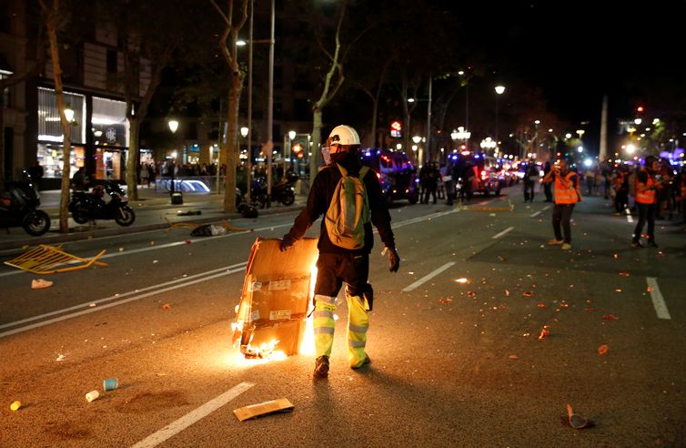 2019 10 15t194646z 1921121879 rc181d5a9fa0 rtrmadp 3 spain politics catalonia protest - Polícia tenta conter protestos na Catalunha