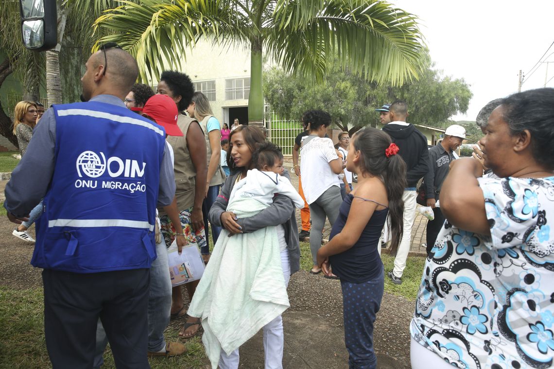 Valter Campanato/Agência Brasil Migrantes venezuelanos vindos da cidade de Boa Vista, em Roraima, são acolhidos em uma paróquia para orientações e encaminhados para casas alugadas pelo programa de integração da Cáritas Brasileira, em São Sebastião, no Distrito Federal.