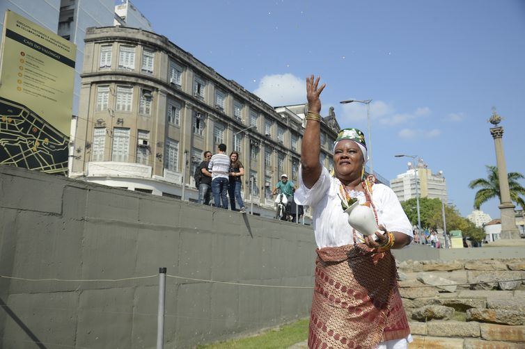 A  presidente do Centro Cultural Pequena África, Celina de Xangô durante lavagem do Cais do Valongo.