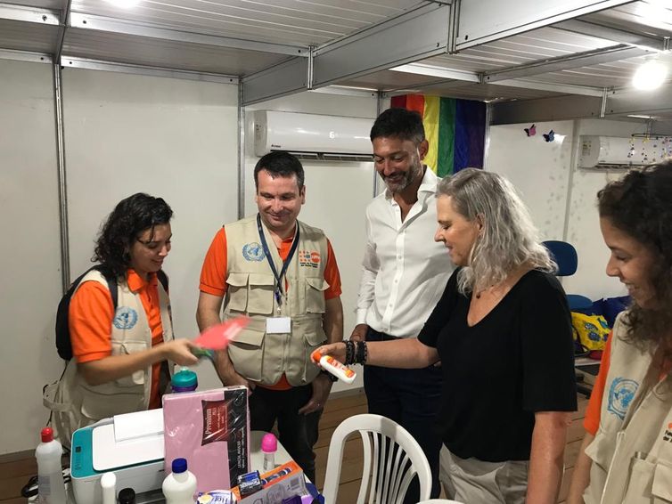 Embaixador britânico Vijay Rangarajan em Roraima, em visita às instalações de apoio aos refugiados e imigrantes venezuelanos