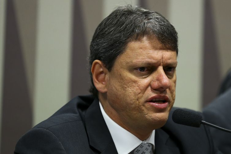 O ministro da Infraestrutura, Tarcísio de Freitas, participa de audiência pública na Comissão de Serviços de Infraestrutura do Senado.