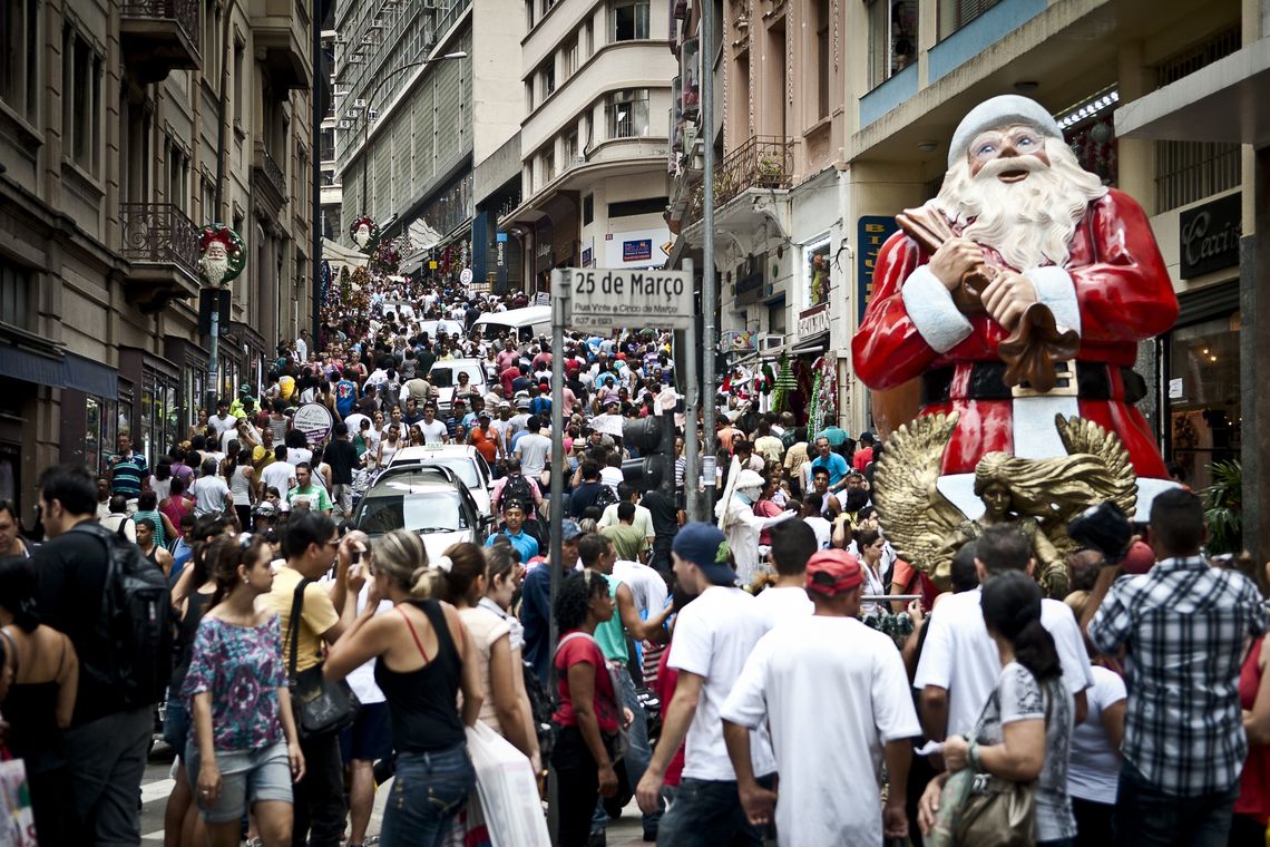O movimento na Rua 25 de MarÃ§o, maior centro de comÃ©rcio popular de SÃ£o Paulo