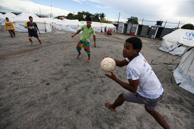 Imigrantes venezuelanos são abrigados em instalações provisórias em Boa Vista.