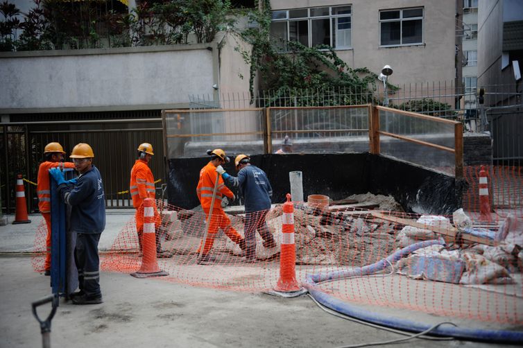Rio de Janeiro - Devesa Civil afirmou que não há riscos nas estruturas dos prédios da rua onde calçada cedeu por conta das obras da construção da linha 4 do metrô, em Ipanema, zona sul do Rio.