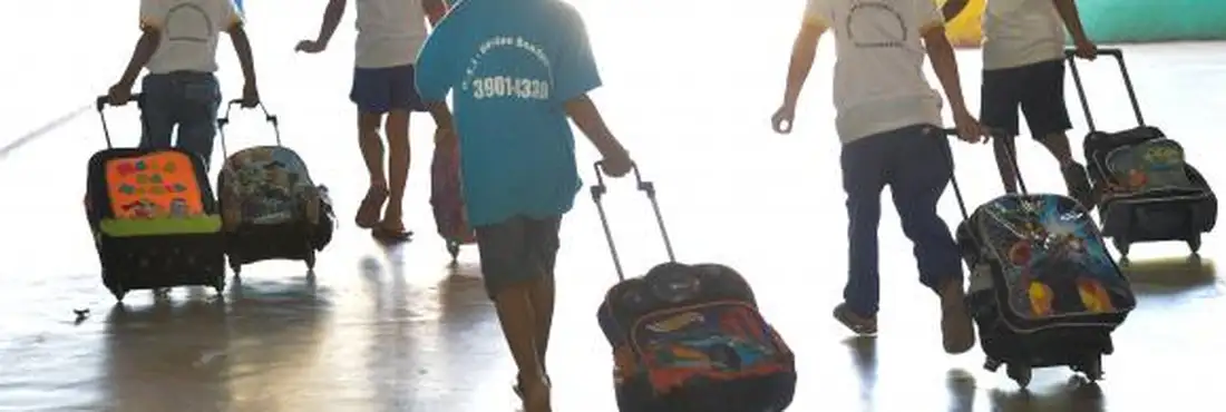 Crianças vão à pré-escola Crianças vão à pré-escola