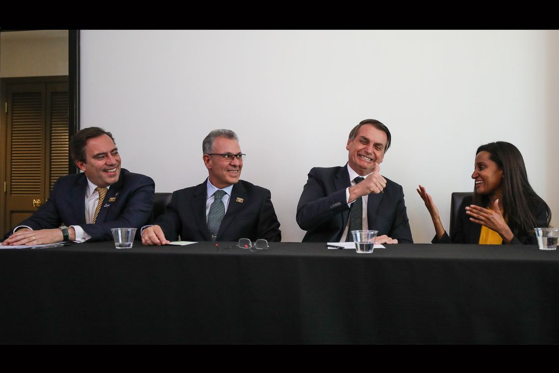 Marcos Corrêa/PR O presidente Jair Bolsonaro, em Dallas (EUA), faz transmissão ao vivo para as redes sociais. ao lado do presidente da Caixa, Pedro Guimarães, do ministro de Minas e Energia, Bento Albuquerque, e da intérprete de libras, Joyce Porto.