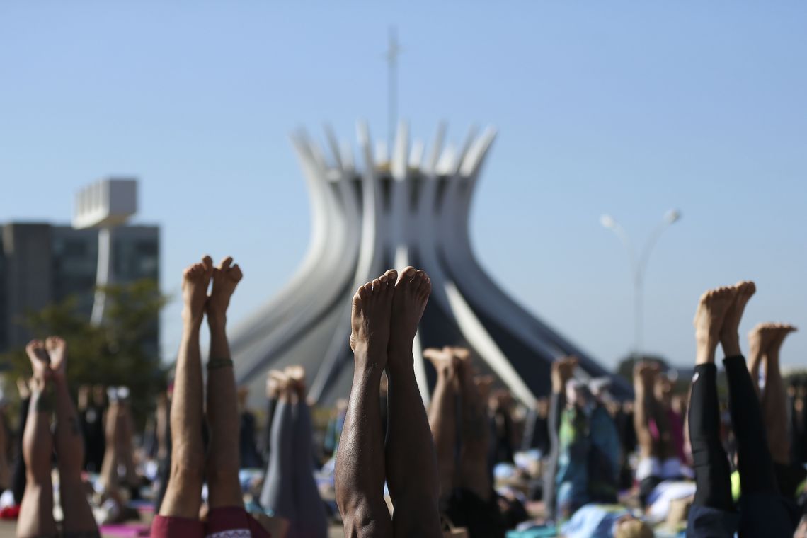 José Cruz/Agência Brasil A Embaixada da Índia celebra o Dia Internacional da Ioga com uma grande sessão de ioga na área externa do Museu Nacional da República, na Esplanada dos Ministérios.