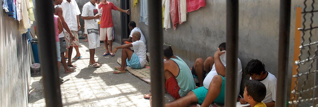 Presídio Presos lotam cadeia pública em Valparaíso (GO). Parlamentares da CPI do Sistema Carcerário visitam o local.
