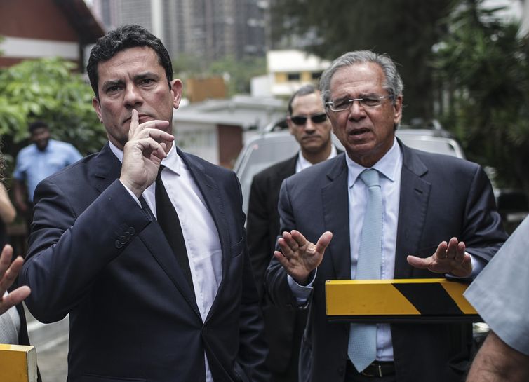 BRA01. RÍO DE JANEIRO (BRASIL), 01/11/2018.- El juez Sergio Moro (i), responsable por la operación Lava Jato en primera instancia, es visto junto al futuro ministro de la Hacienda de Brasil, Paulo Guedes (d), en Río de Janeiro (Brasil) hoy,