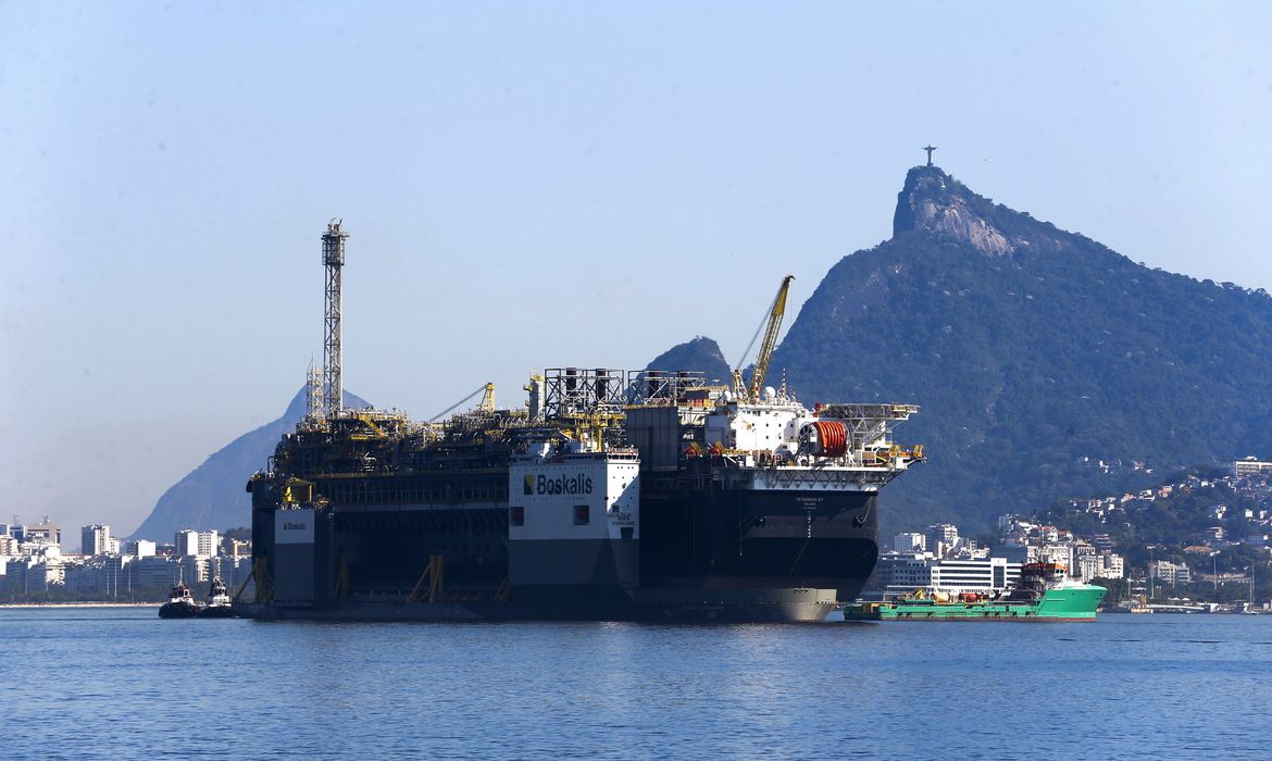 Petrobras_ plataforma de petróleo_ P-67 A Petrobras anunciou a chegada da plataforma de petróleo, P-67, ancorada na Baía de Guanabara, destinada ao Sistema de Produção do Campo de Lula, no pré-sal da Bacia de Santos.