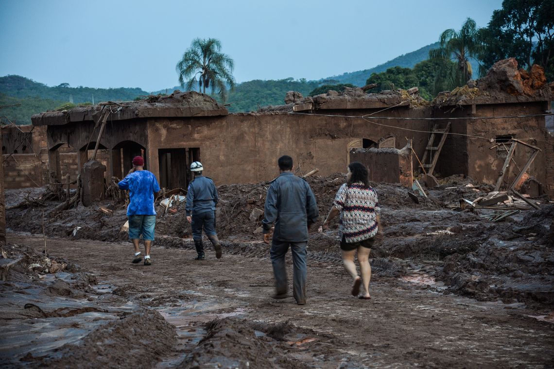 Antonio Cruz/ Agência Brasil Mariana (MG) - Rompimento de duas barragens da mineradora Samarco na última quinta-feira (5). Em meio ao cenário de muita lama, barro e destruição, bombeiros fazem buscas atrás de vítimas (Antonio Cruz/Agência Brasil)