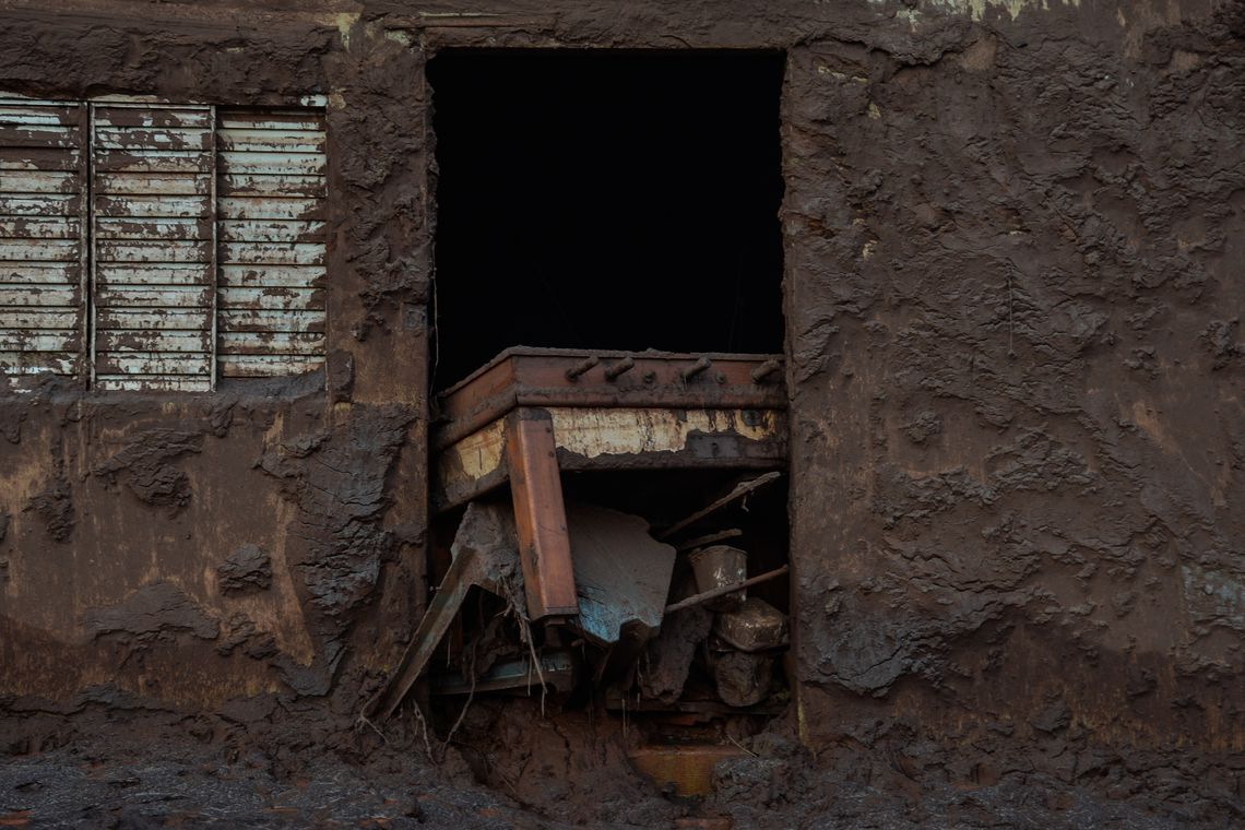 Antonio Cruz/ Agência Brasil Mariana (MG) - Após o rompimento de duas barragens na última quinta-feira (5), moradores voltam ao vilarejo para para auxiliar bombeiros e homens da Defesa Civil nas buscas (Antonio Cruz/Agência Brasil)