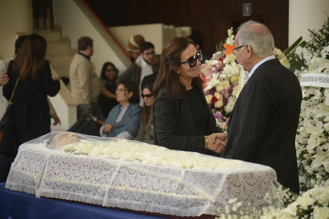 Tomaz Silva/Agência Brasil Familiares e amigos se despedem do jornalista Paulo Henrique Amorim, corpo é velado na Associação Brasileira de Imprensa (ABI), no centro do Rio.