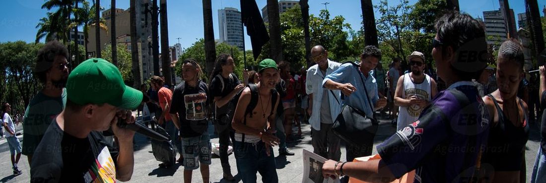 Ato contra a exclusão social e o preconceito na Praça da Sé Ato contra o “genocídio da população preta, pobre e periférica”, organizado pelo movimento negro paulistano, é realizado em forma de baile de hip hop em frente à catedral