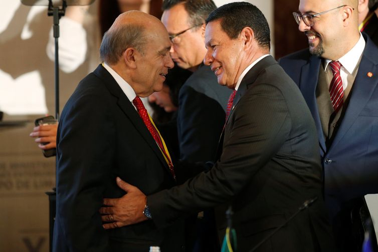 O vice-ministro de Relações Exteriores do Peru, Hugo de Zela, e o vice-presidente do Brasil, Hamilton Mourão, participam de reunião do Grupo Lima em Bogotá, Colômbia.