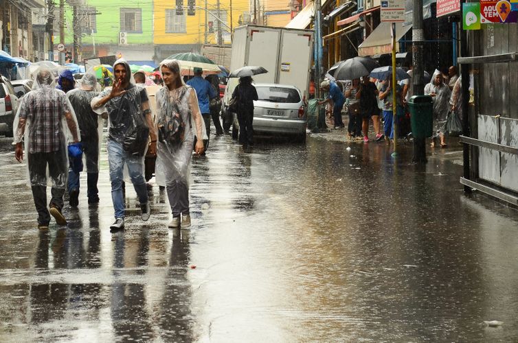 São Paulo - Fortes chuvas causam alagamento na Rua 25 de Março, região central de São Paulo (Rovena Rosa/Agência Brasil)