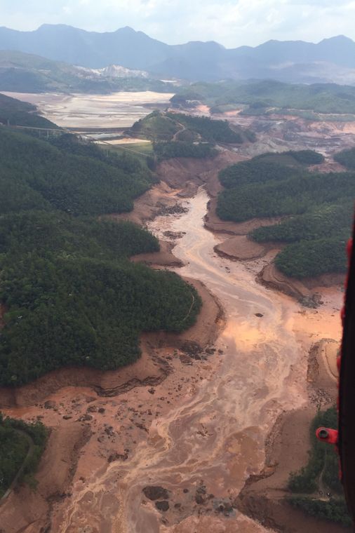 Corpo de Bombeiros/MG - Divulgação Mariana (MG) - barragem pertencente à mineradora Samarco se rompeu no distrito de Bento Rodrigues, zona rural a 23 quilômetros de Mariana, em Minas Gerais (Corpo de Bombeiros/MG - Divulgação)