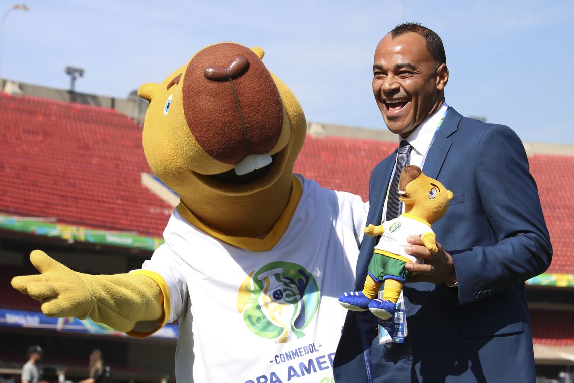 O ex-lateral da SeleÃ§Ã£o Brasileira, Cafu, posa com o mascote da Copa AmÃ©rica Brasil 2019, no EstÃ¡dio do Morumbi, zona oeste de SÃ£o Paulo.