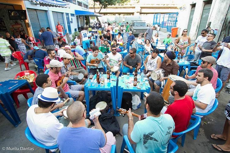Roda de samba do agrupamento Produto do Morro, do Rio de Janeiro.