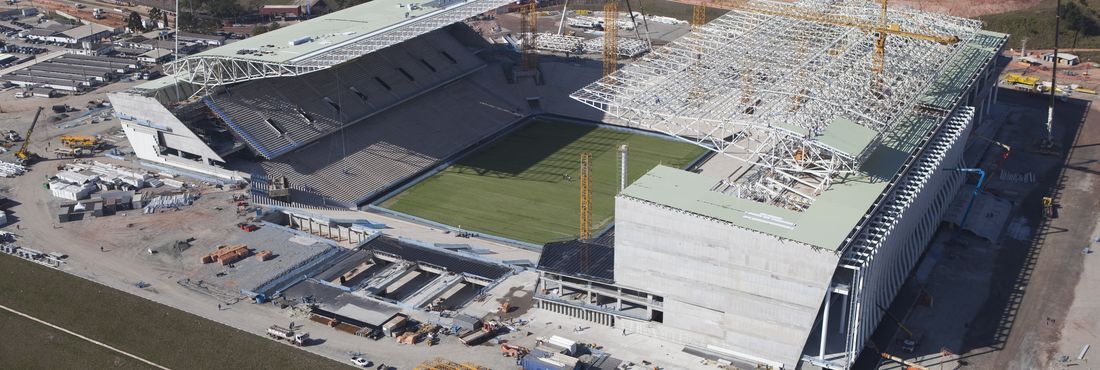Itaquerão em julho de 2013 Secretário-geral Jérôme Valcke vistoriou a arena nesta segunda-feira (19/8) e disse estar satisfeito com o progresso das obras
