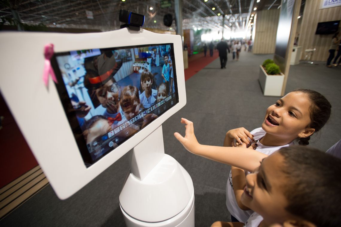 O robô de telepresença R1T1, primeiro da América Latina, chama atenção no pavilhão de exposição da 11ª Semana Nacional de Ciência e Tecnologia, em Brasília (Marcelo Camargo/Agência Brasil)