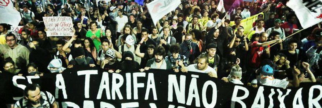 Manifestantes fazem novo protesto contra aumento da passagem em SP Após os conflitos na manifestação desta quinta-feira (06/06), novo protesto do Movimento Passe Livre (MPL) acontece no Largo da Batata