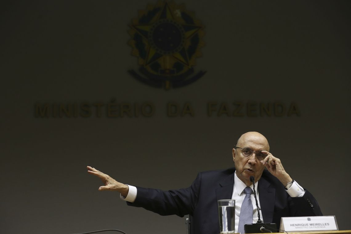 12 17:28:08 Brasília - Ministro da Fazenda, Henrique Meirelles, durante coletiva sobre o rebaixamento da nota do Brasil pela agência S&P (Fabio Rodrigues Pozzebom/Agência Brasil)