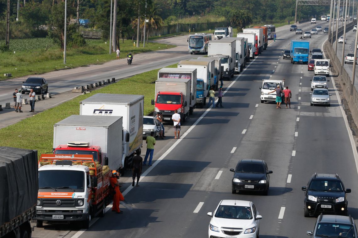 ParalisaÃ§Ã£o dos caminhoneiros na Rodovia Presidente Dutra, no Rio de Janeiro. 