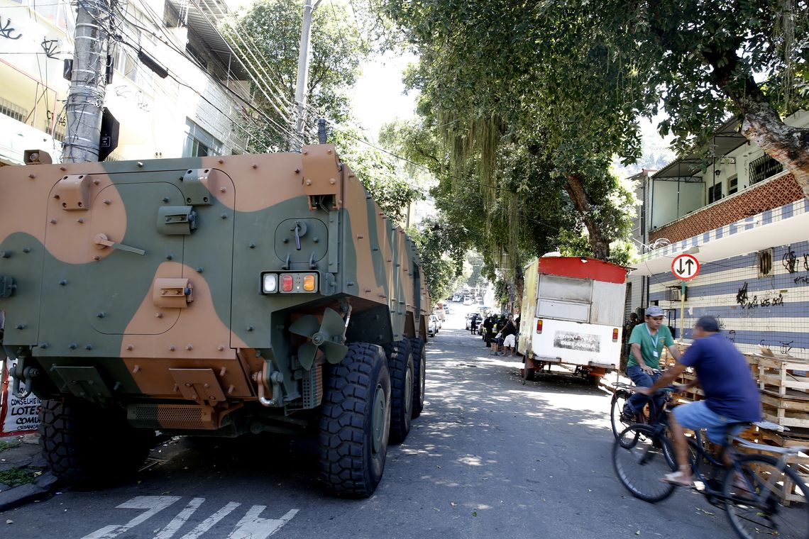 Tânia Rêgo Rio de Janeiro - Operação feita pelas polícias Civil e Militar, com o apoio das Forças Armadas, da Força Nacional de Segurança e da Polícia Federal, no Morro dos Macacos, em Vila Isabel, zona norte do Rio (Foto: Tânia Rêgo/Agência Brasil)