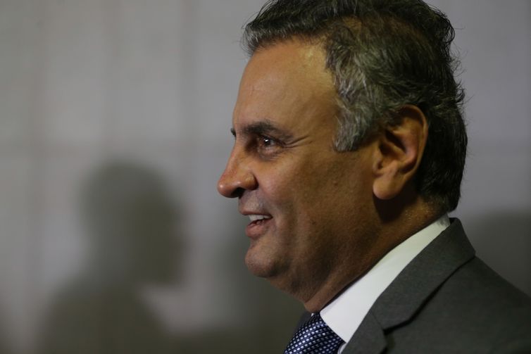 Brasília - Senador Aécio Neves (PSDB-MG) fala à imprensa após o STF aceitar denúncia da PGR contra ele, pelos crimes de corrupção passiva e obstrução de Justiça