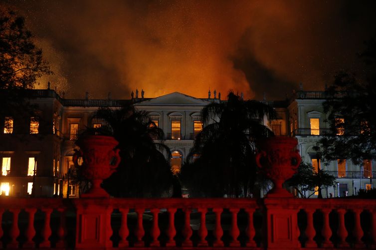 Chamas destroem Museu Nacional , na Quinta da Boa Vista, em São Cristóvão