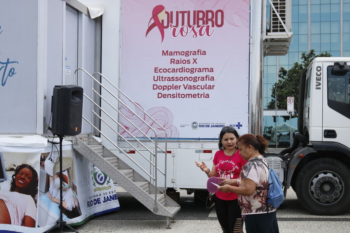  Um mamógrafo móvel na praia de Copacabana à disposição para que mulheres com indicação médica possam realizar o exame na hora em ação do Outubro Rosa promovido pela  Alerj