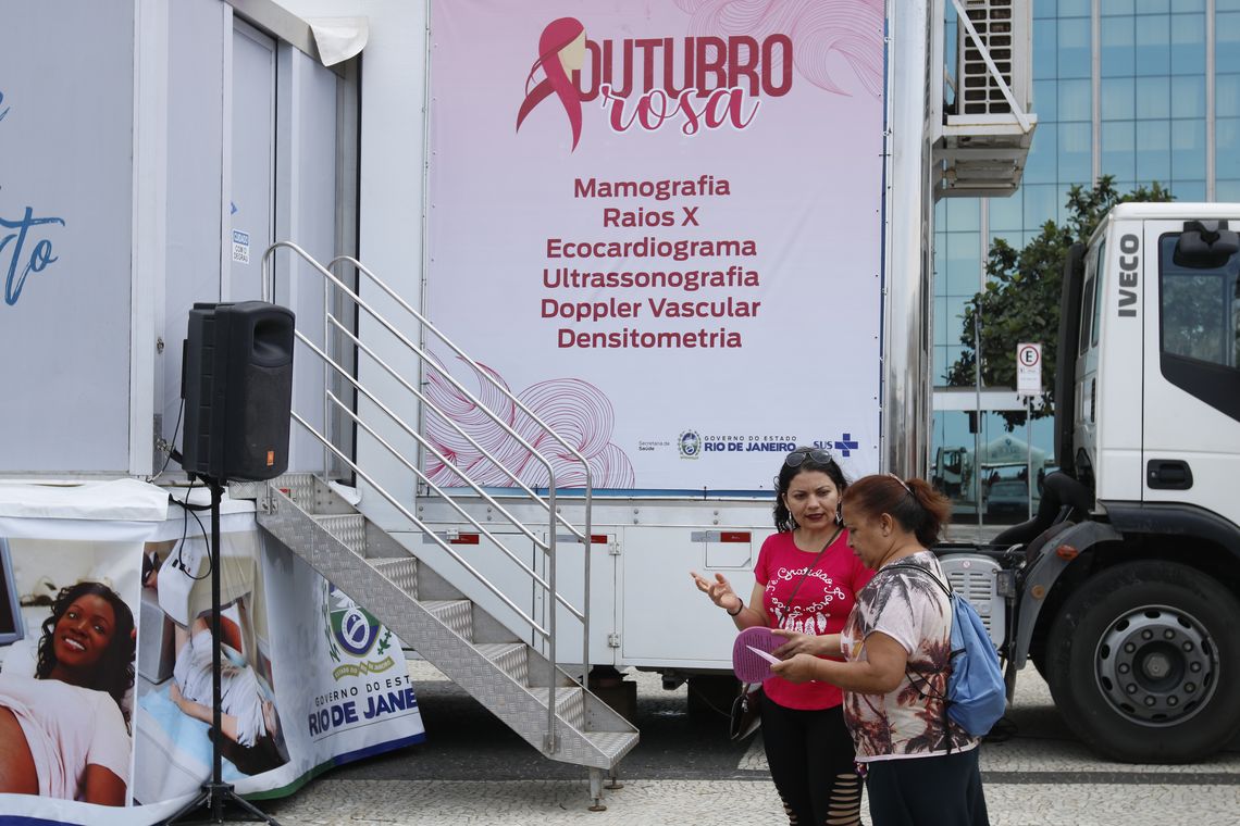 Tomaz Silva/Agência Brasil Um mamógrafo móvel na praia de Copacabana à disposição para que mulheres com indicação médica possam realizar o exame na hora em ação do Outubro Rosa promovido pela Alerj