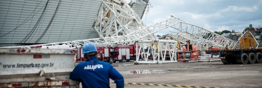 Queda guindaste estadio Itaquerao São Paulo – A queda de um guindaste nas obras do estádio do Corinthians, o Itaquerão, que será palco da abertura dos jogos da Copa do Mundo de 2014, provocou o desabamento de parte da estrutura das arquibancadas