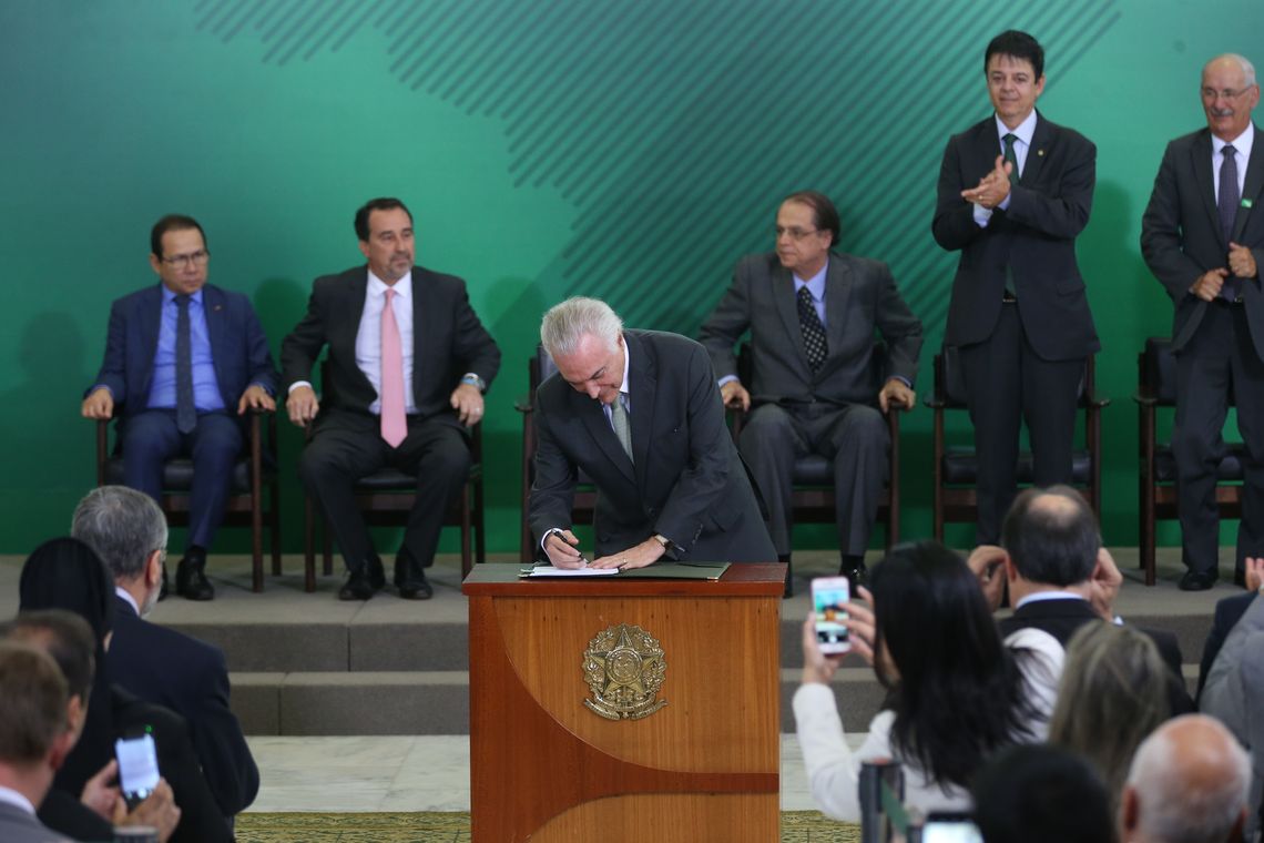 Antonio Cruz/Agência Brasil O presidente Michel Temer assina medida provisória que abre linha de crédito para as santas casas e hospitais filantrópicos, no Palácio do Planalto.