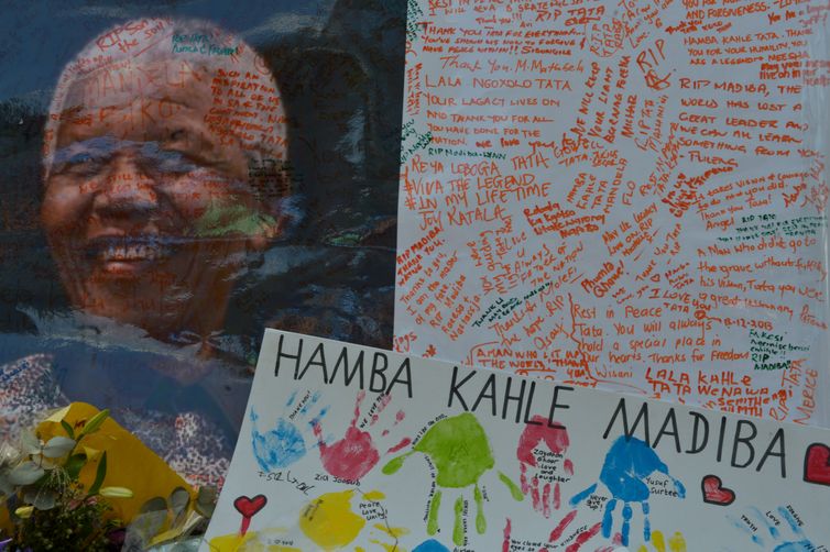 Joanesburgo (África do Sul - 14/12/2013) - Homenagens deixadas na porta da casa do ex-presidente Nelson Mandela, que será enterrado no próximo domingo em sua cidade natal, Qunu (Marcello Casal Jr/Arquivo Agência Brasil)