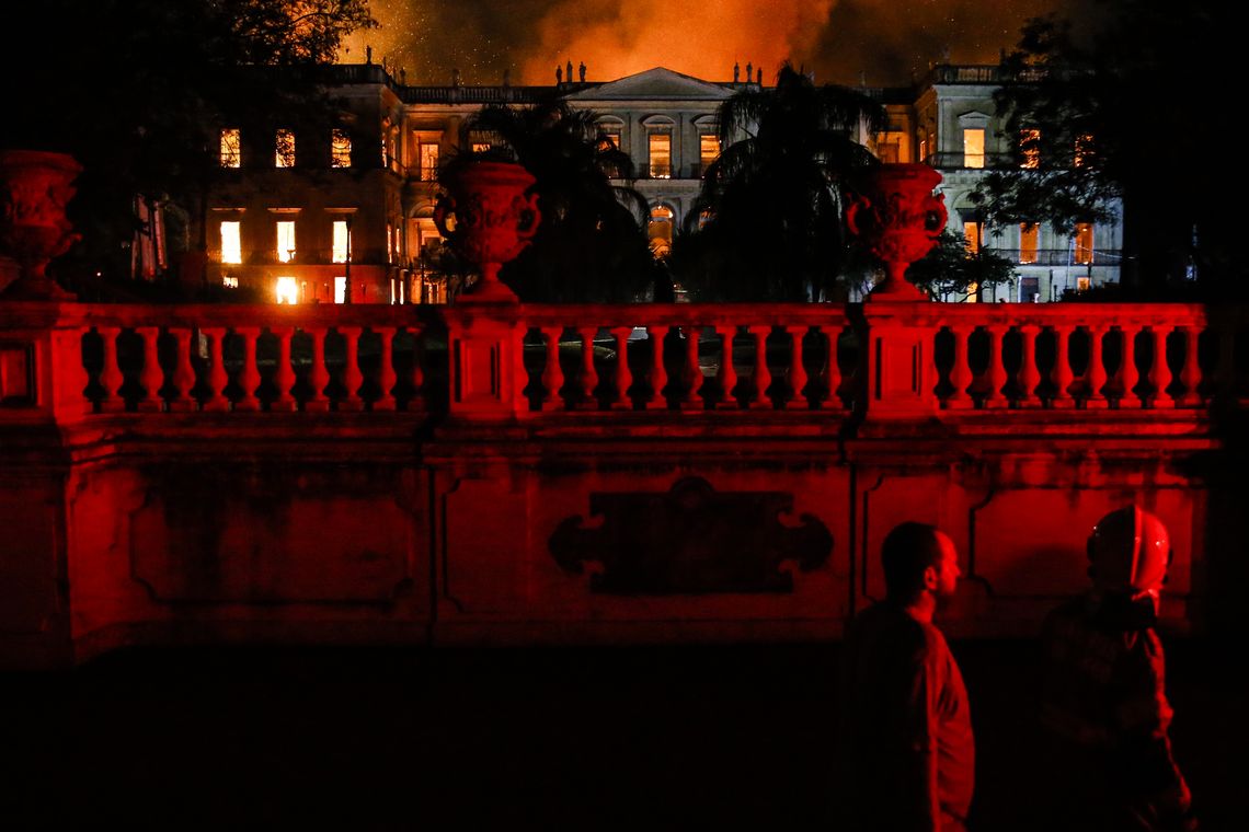 Tânia Rêgo/Agência Brasil Um incêndio de proporções ainda incalculáveis atingiu, no começo da noite deste domingo (2), o Museu Nacional do Rio de Janeiro, na Quinta da Boa Vista, em São Cristóvão, na zona norte da capital fluminense