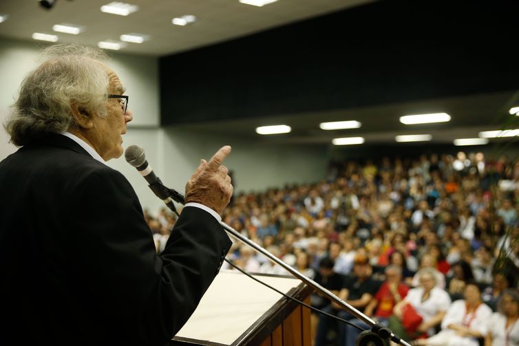Rio de Janeiro - O ganhador do Prêmio Nobel da Paz, o escritor Adolfo Pérez Esquivel, dá aula magna do ano letivo de 2018 da Universidade Federal do Rio de Janeiro (UFRJ), na Cidade Universitária.
