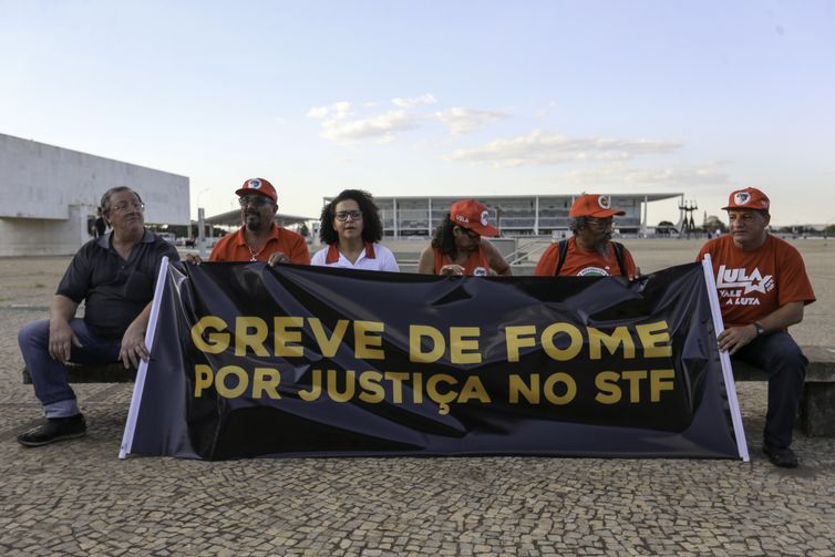 Manifestantes iniciam greve de fome pedindo a libertação do ex-presidente Lula em frente ao STF.