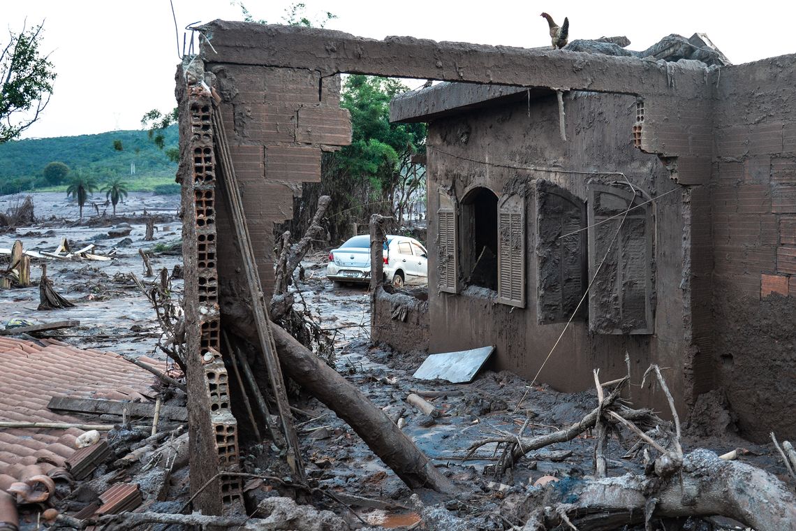 Antonio Cruz/ Agência Brasil Mariana (MG) - Rompimento de duas barragens da mineradora Samarco na última quinta-feira (5). Em meio ao cenário de muita lama, barro e destruição, o que restou lembra uma cidade fantasma (Antonio Cruz/Agência Brasil)
