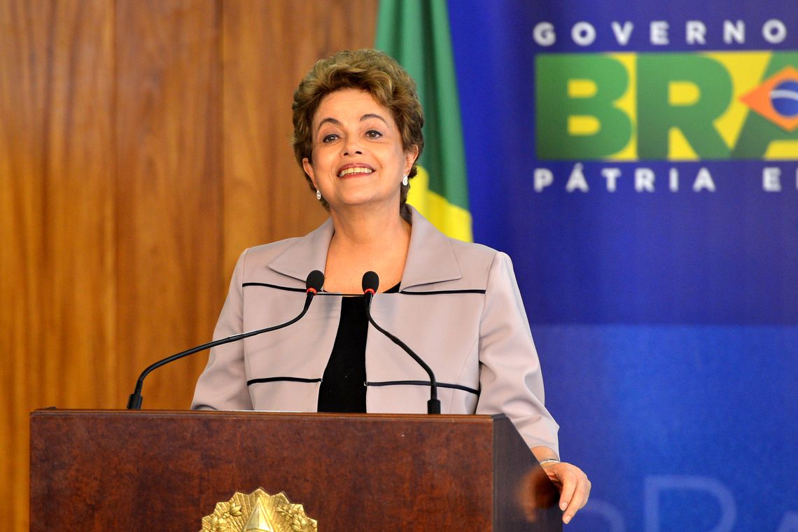 Antonio Cruz/Agência Brasil Brasília - A presidenta Dilma Rousseff, durante cerimônia no Palácio do Planalto, recebe apoio de intelectuais e artistas contra o processo de impeachment (Antonio Cruz/Agência Brasil)