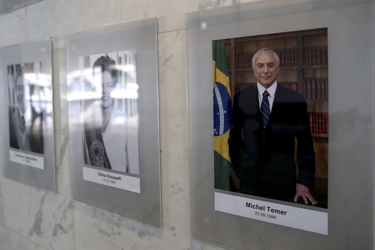 Foto oficial do presidente Michel Temer é colocada na galeria de Presidentes da República, no Palácio do Planalto.
