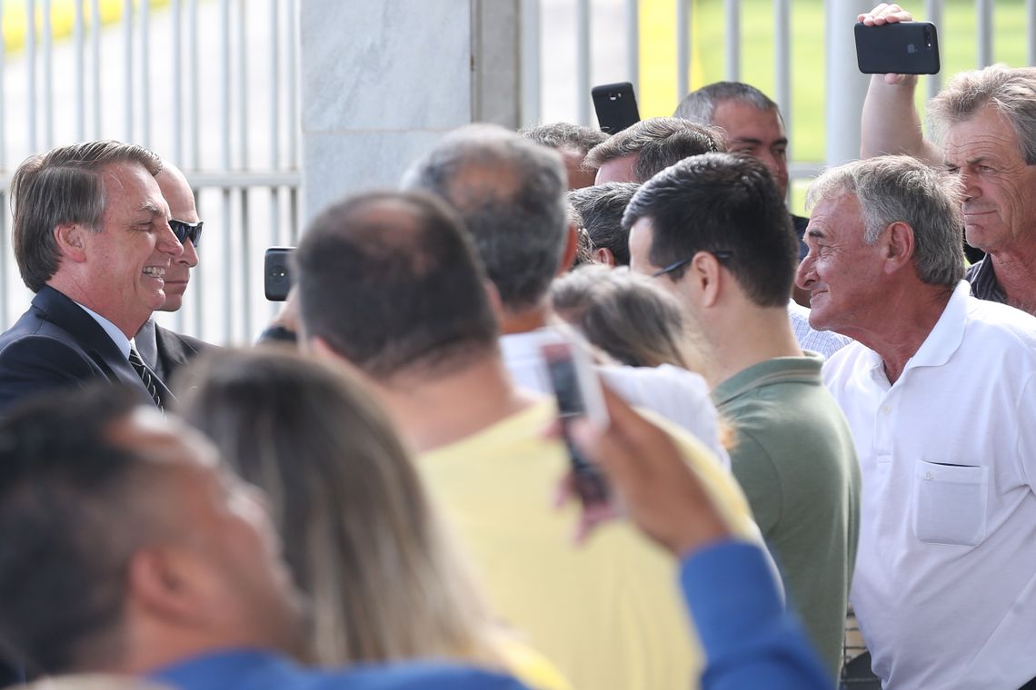 Antonio Cruz/ Agência Brasil Presidente Jair Bolsonaro cumprimenta turistas no Palácio da Alvorada