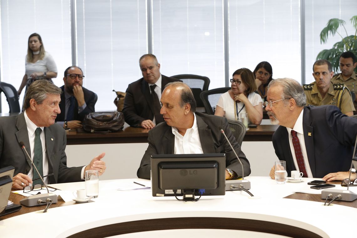 Tomaz Silva/Agência Brasil Rio de Janeiro - Os ministros da Justiça e Segurança Pública, Torquato Jardim (E), e da Defesa, Raul Jungmann (D) e o governador Luiz Fernando Pezão (C) durante reunião no Palácio Guanabara para discutir segurança pública no Rio de Janeiro