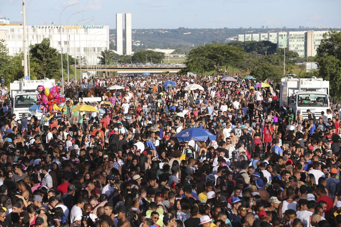 Fabio Rodrigues Pozzebom/Agência Brasil Brasília - Blocos Baratona e Raparigueiros reunem multidão de pessoas no Eixo Monumental (Fabio Rodrigues Pozzebom/Agência Brasil)