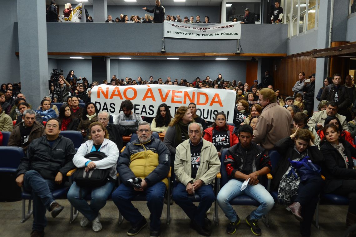 Rovena Rosa/Agência Brasil São Paulo - Manifestação de pesquisadores científicos na Alesp contra o Projeto de Lei 328/2016, do governador Geraldo Alckmin que autoriza a venda de imóveis do Estado (Rovena Rosa/Agência Brasil)
