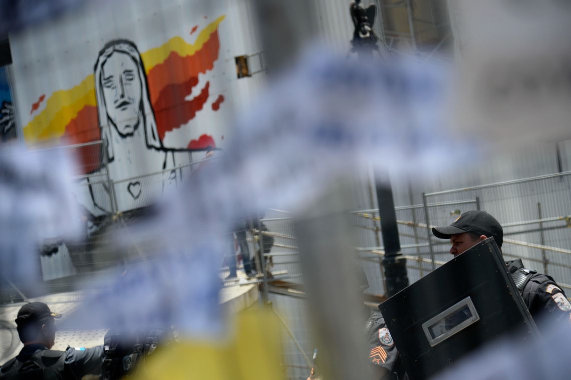 Tânia Rêgo/Agência Brasil Rio de Janeiro - Servidores protestam contra o pacote de cortes do governo do estado em frente ao prédio da Alerj (Tânia Rêgo/Agência Brasil)